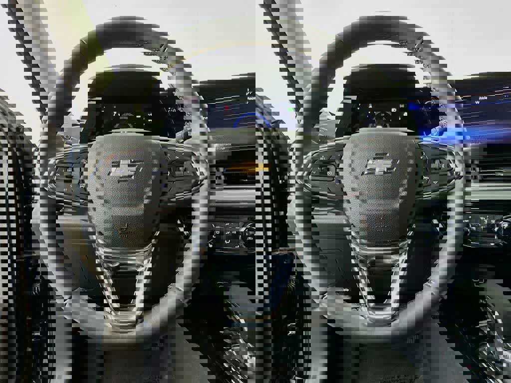 Used 2025 Chevrolet Trax LT w/ LT Convenience Package image 18