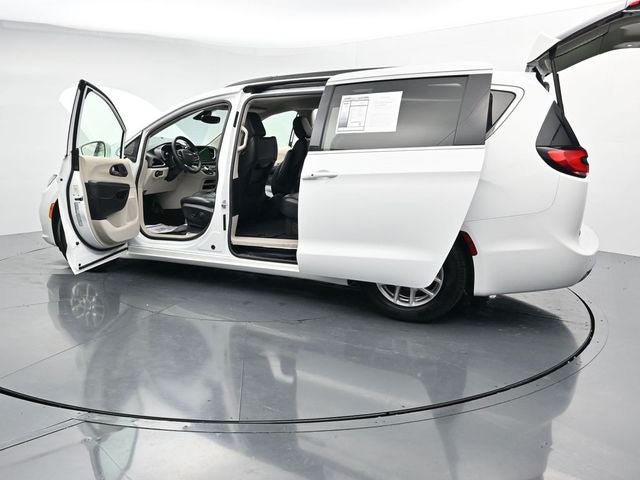 Used 2022 Chrysler Pacifica Touring-L FWD image 41
