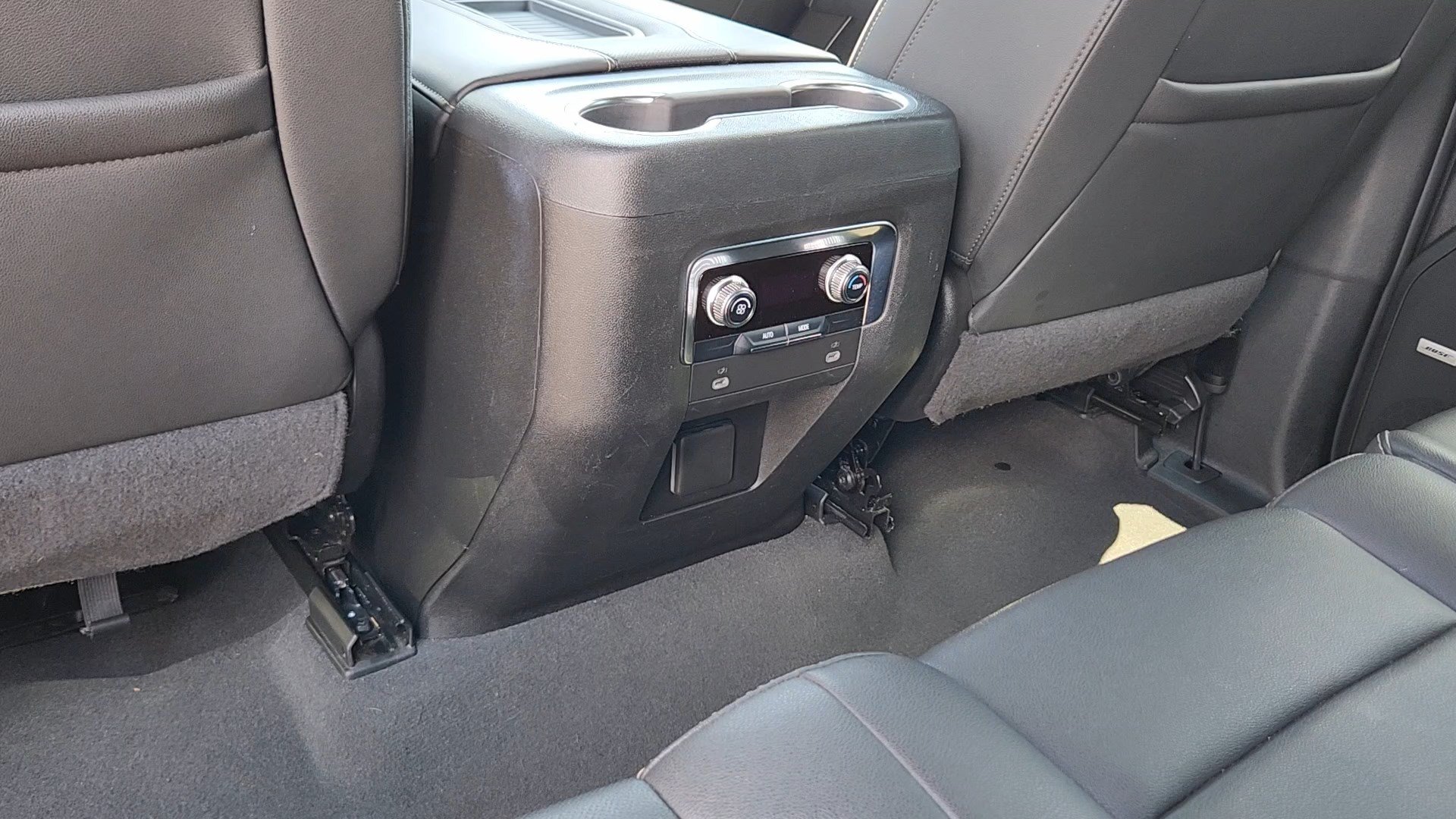 Used 2024 GMC Yukon SLT AWD/4WD image 17