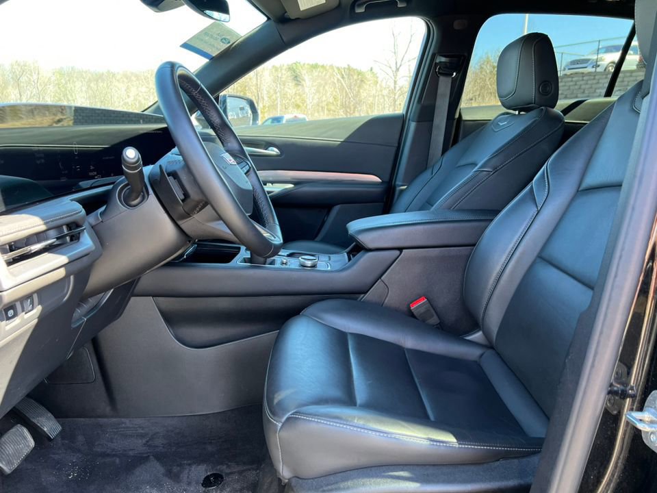 Used 2025 Cadillac XT4 Premium Luxury image 8