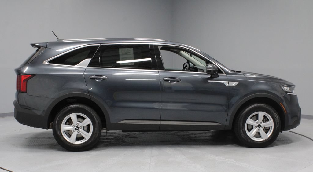 Used 2023 Kia Sorento LX AWD/4WD image 11