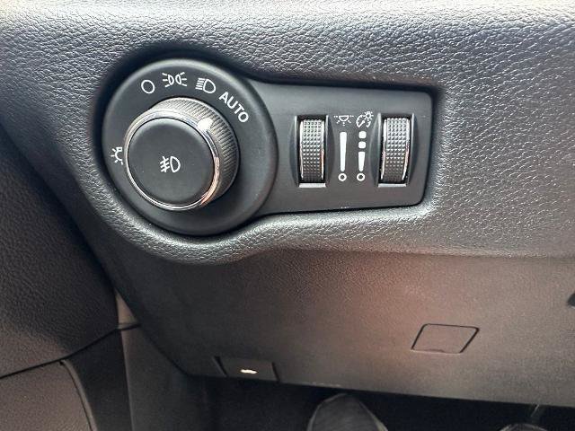 Used 2025 Chrysler Pacifica Select FWD image 15