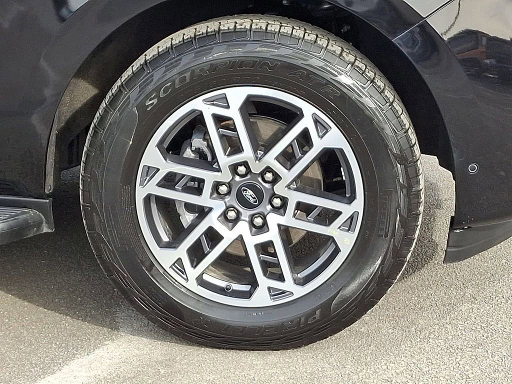 Certified 2025 Ford Expedition Active image 8