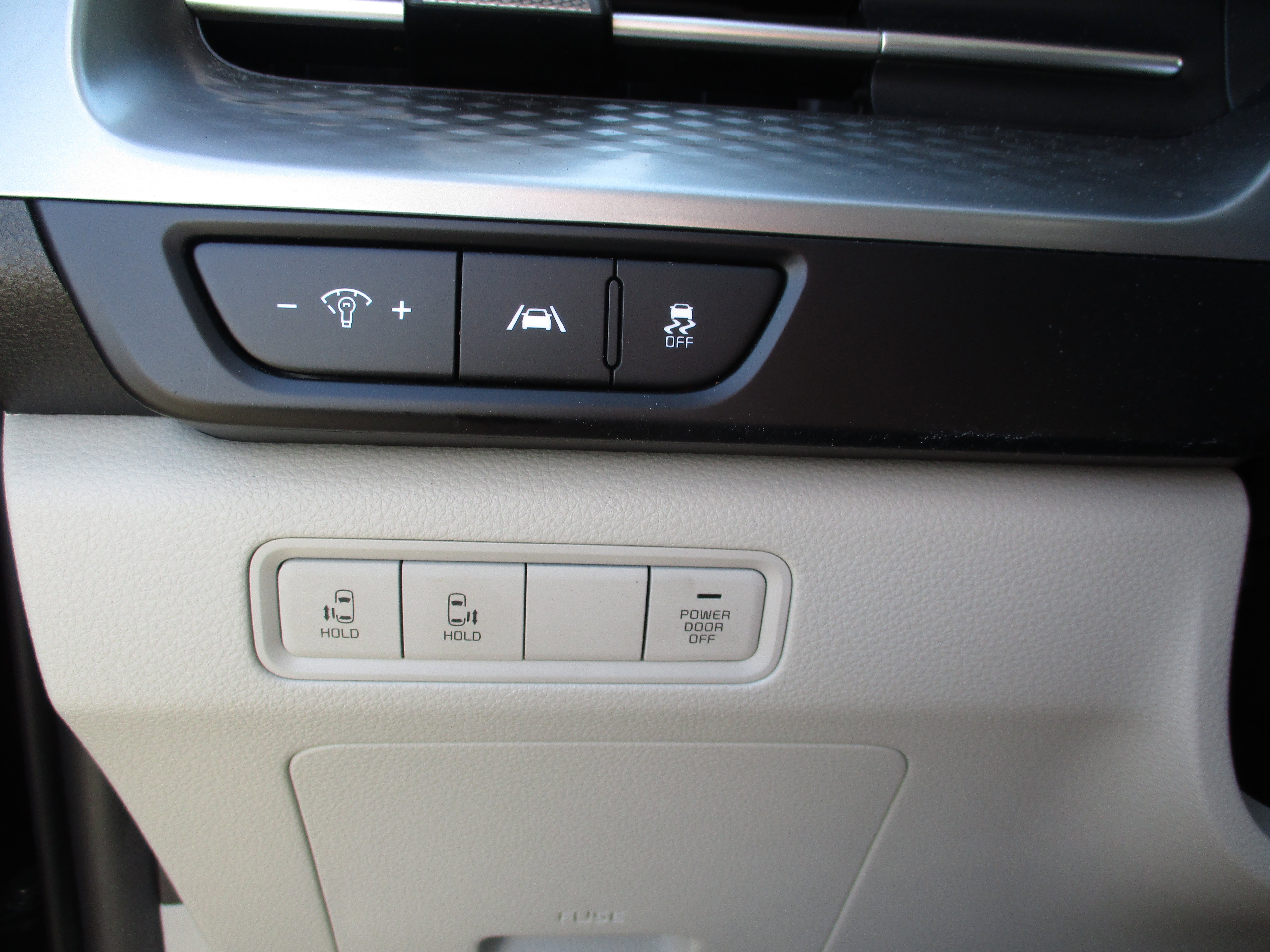 Used 2024 Kia Carnival LX image 18