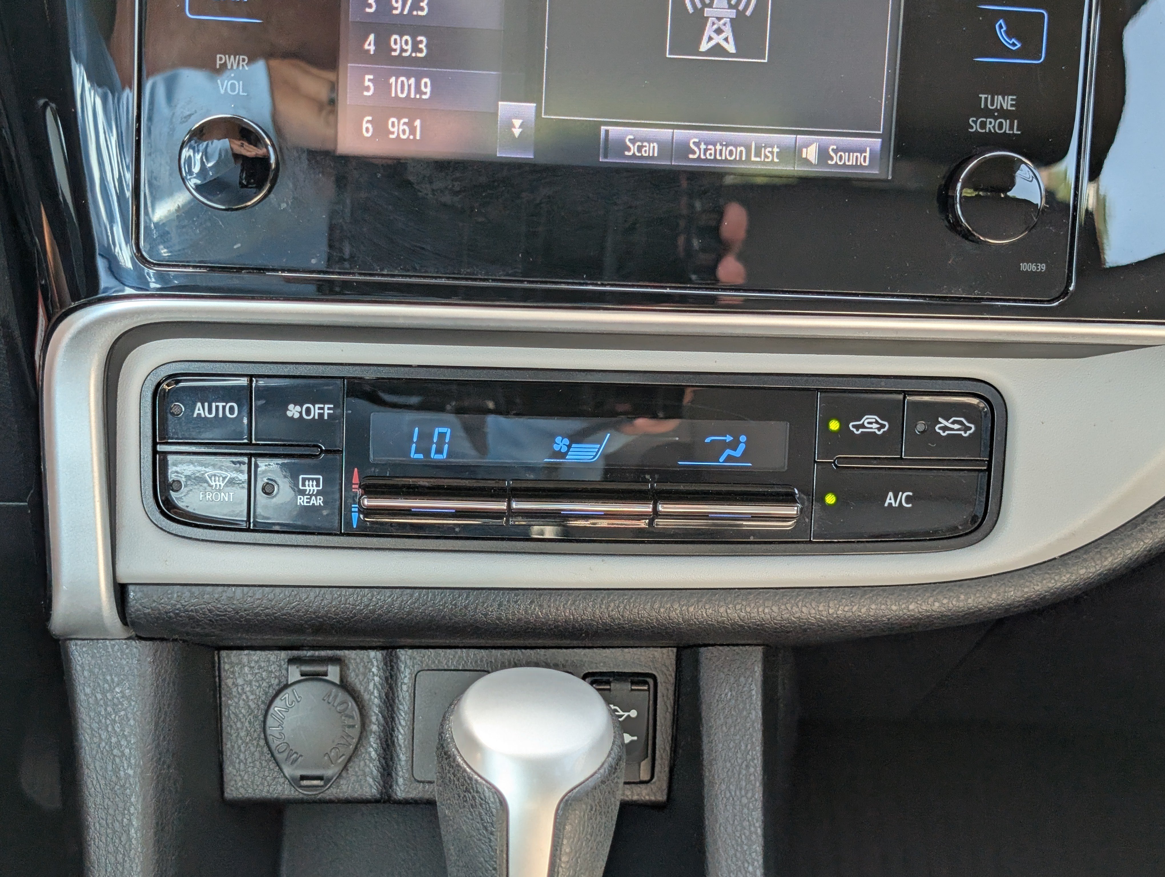 Used 2019 Toyota Corolla LE w/ Carpet Mat Package (TMS) FWD image 23