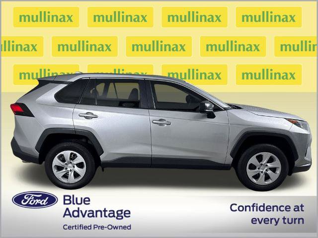 Used 2022 Toyota RAV4 LE AWD/4WD image 2
