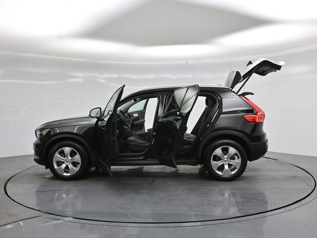 Used 2022 Volvo XC40 T5 Momentum image 33