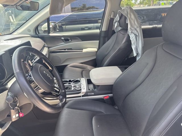 Used 2024 Kia Carnival LX FWD image 2