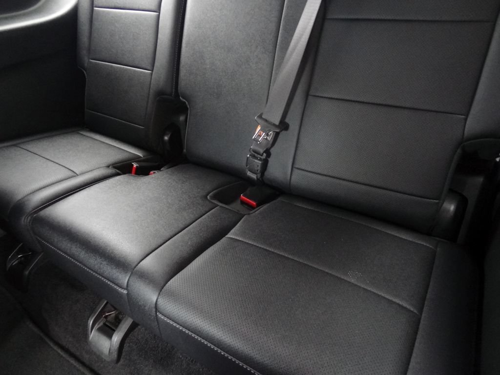 Used 2025 Chevrolet Traverse LT w/ Midnight/Sport Edition AWD/4WD image 9