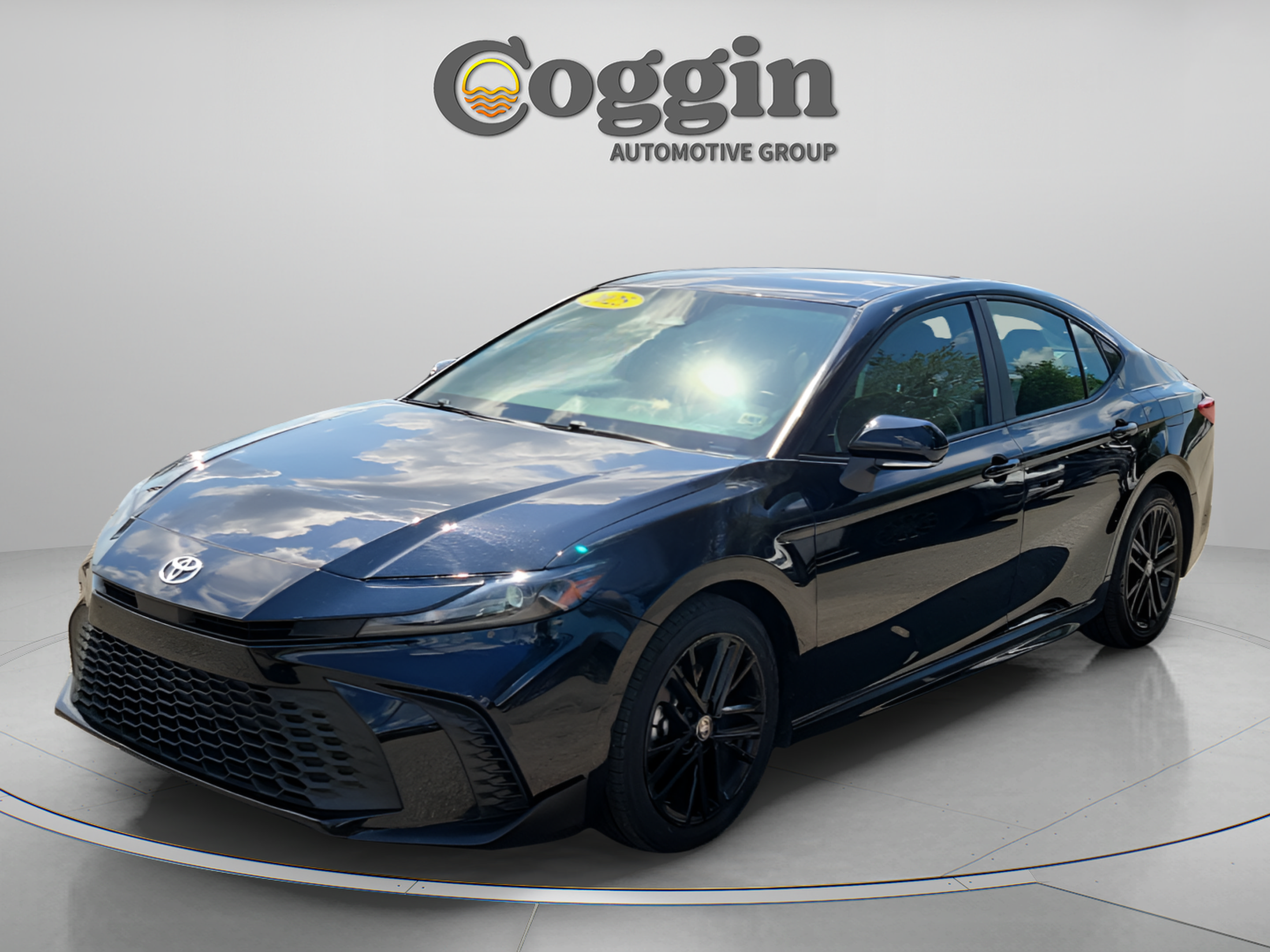 Used 2025 Toyota Camry SE FWD image 1