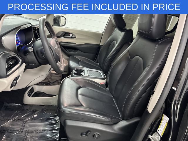Used 2023 Chrysler Pacifica Touring-L FWD image 3