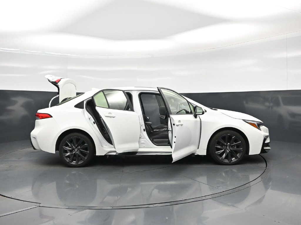 Used 2025 Toyota Corolla SE w/ SE Premium Package FWD image 4