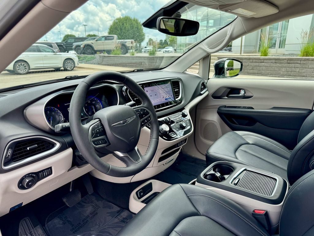 Used 2024 Chrysler Pacifica Touring-L FWD image 9
