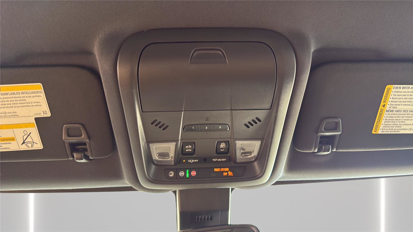 Used 2023 Chevrolet Equinox Premier AWD/4WD image 25