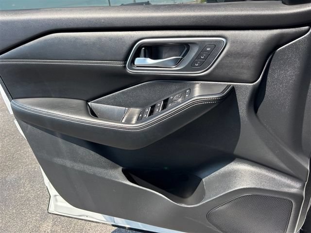 Used 2024 Nissan Rogue Platinum w/ Platinum Premium Package FWD image 16