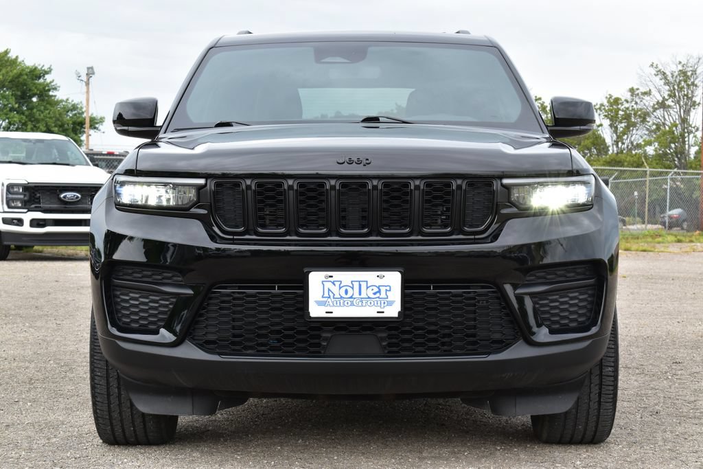 Used 2023 Jeep Grand Cherokee Altitude AWD/4WD image 2