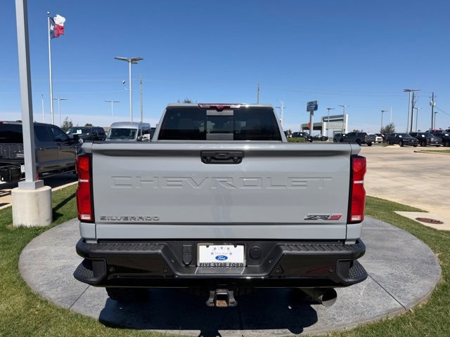 Used 2025 Chevrolet Silverado 2500 ZR2 w/ Technology Package image 2