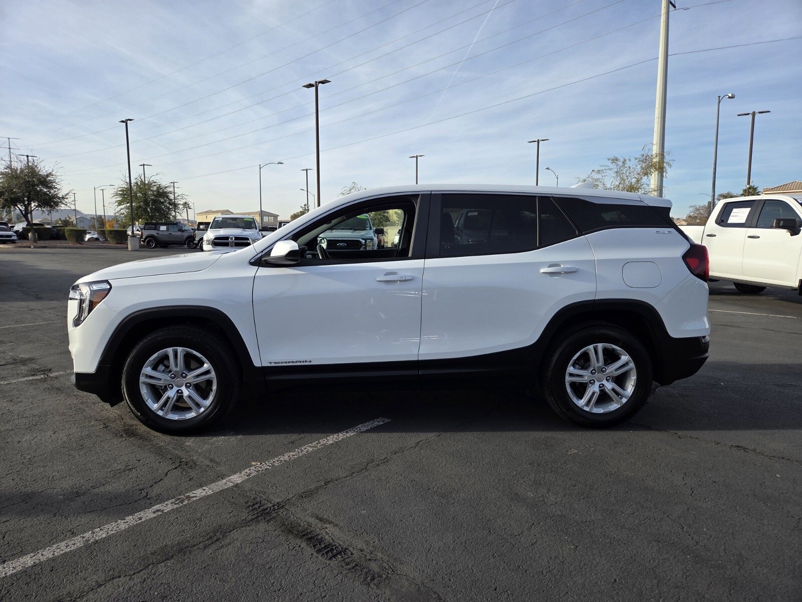 Used 2024 GMC Terrain SLE image 2