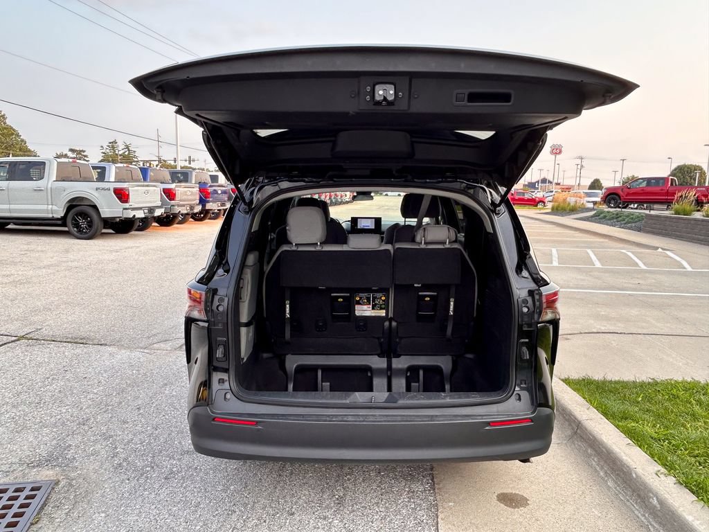 Used 2025 Toyota Sienna LE FWD image 16