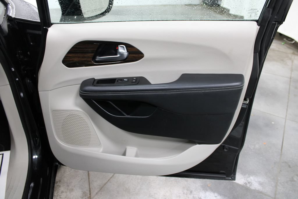 Used 2023 Chrysler Pacifica Limited FWD image 34