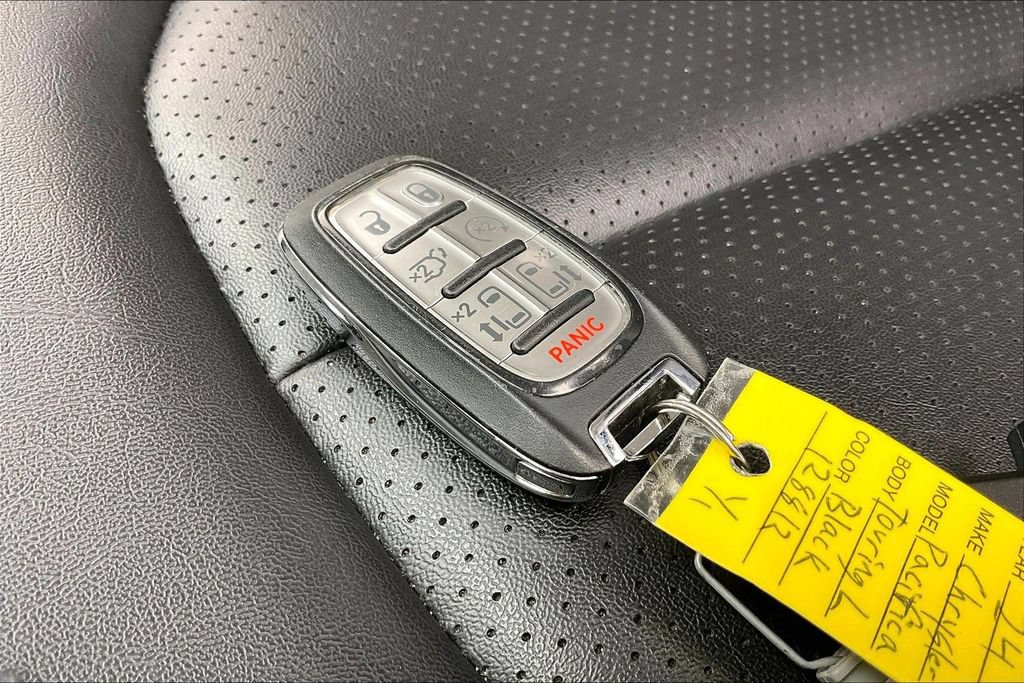 Used 2024 Chrysler Pacifica Touring-L FWD image 11