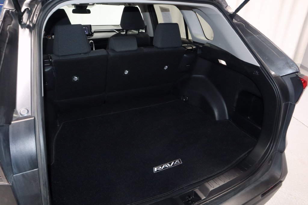 Used 2022 Toyota RAV4 LE AWD/4WD image 12