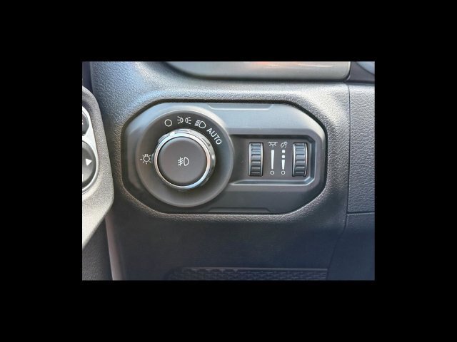 Used 2019 Jeep Wrangler Unlimited Sahara w/ Safety Group AWD/4WD image 18