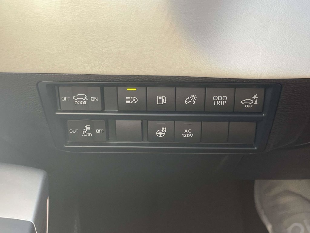 Used 2024 Toyota Sequoia Capstone AWD/4WD image 28