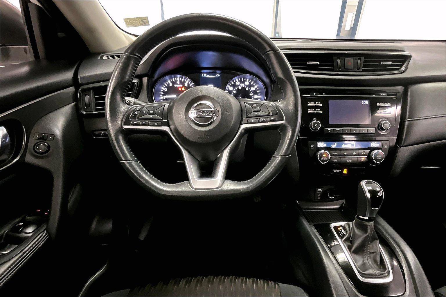 Used 2017 Nissan Rogue SV image 7