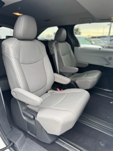 Used 2025 Toyota Sienna XLE image 31