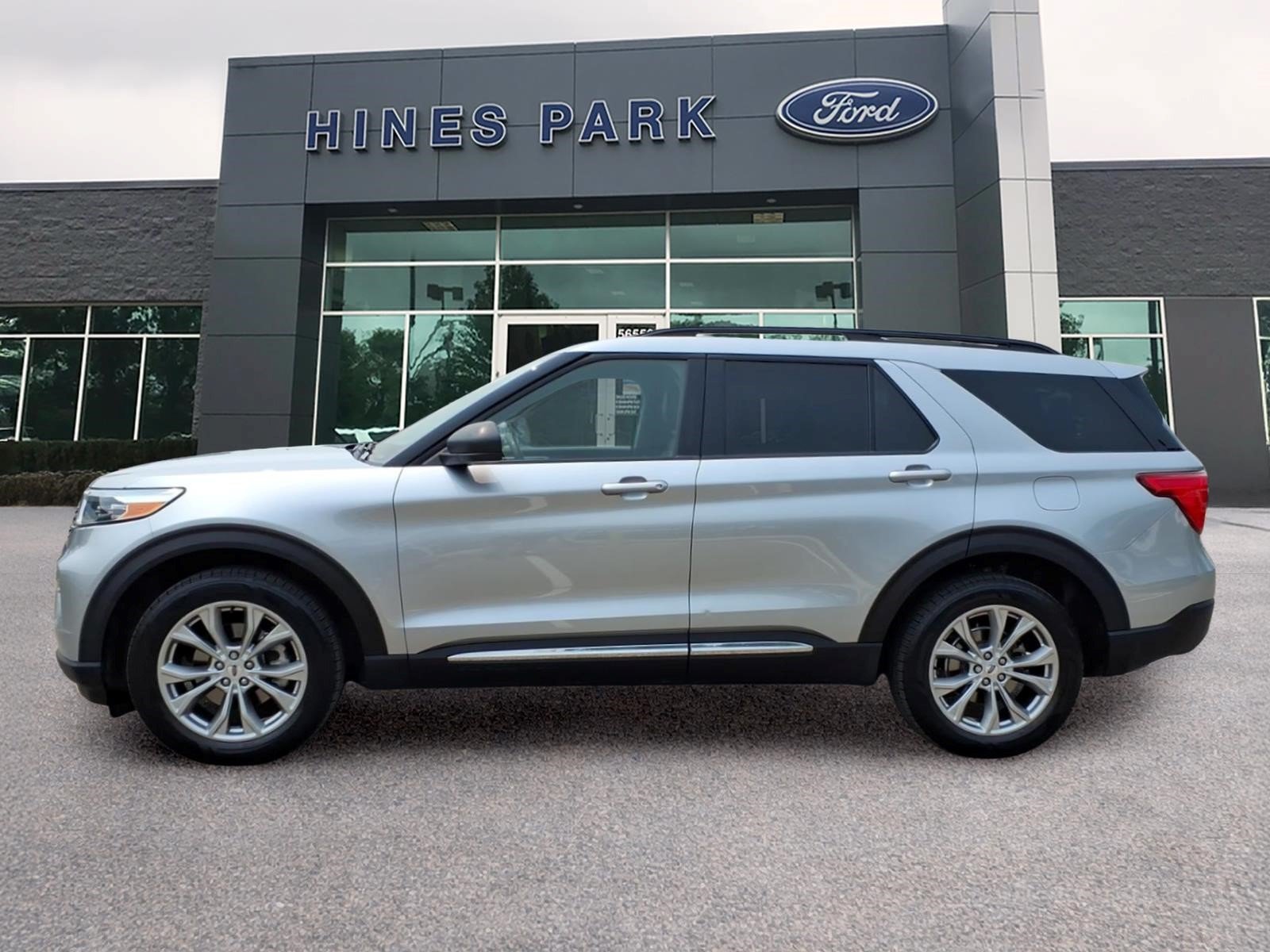 Certified 2023 Ford Explorer XLT w/ Equipment Group 202A AWD/4WD image 4
