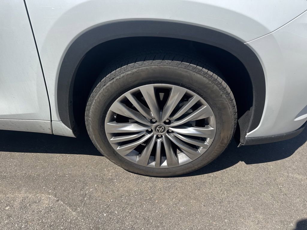 Used 2023 Toyota Highlander Platinum image 3