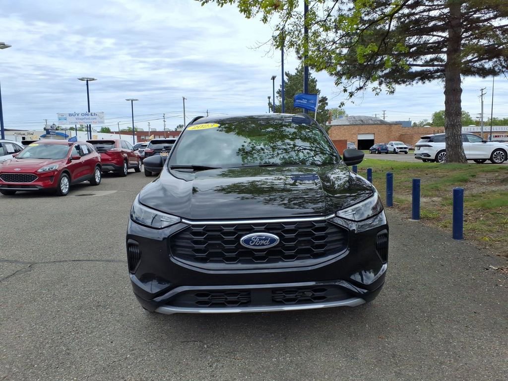 Certified 2023 Ford Escape ST-Line w/ Tech Pack #1 AWD/4WD image 3