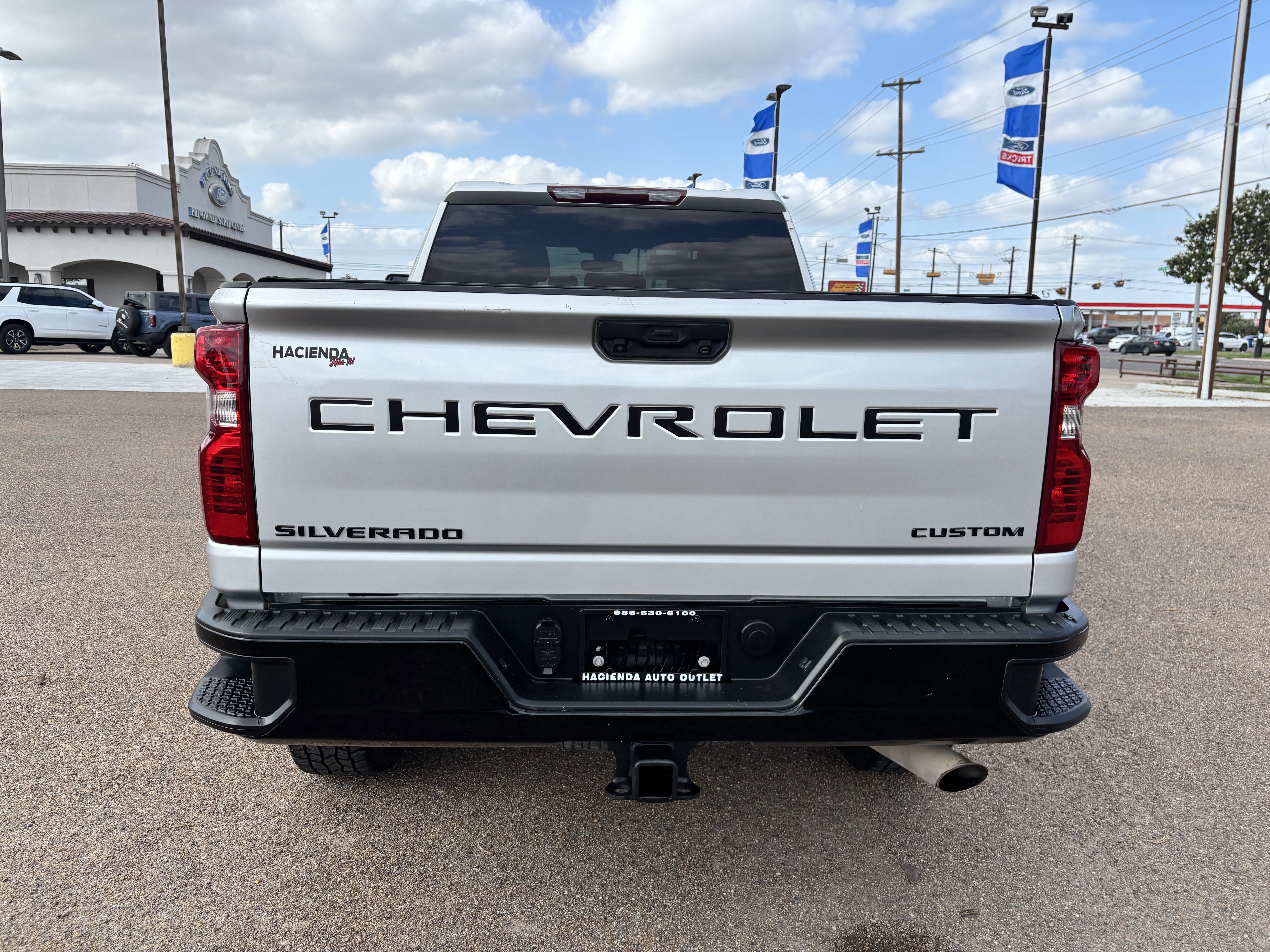 Used 2022 Chevrolet Silverado 2500 Custom w/ Custom Value Package image 4