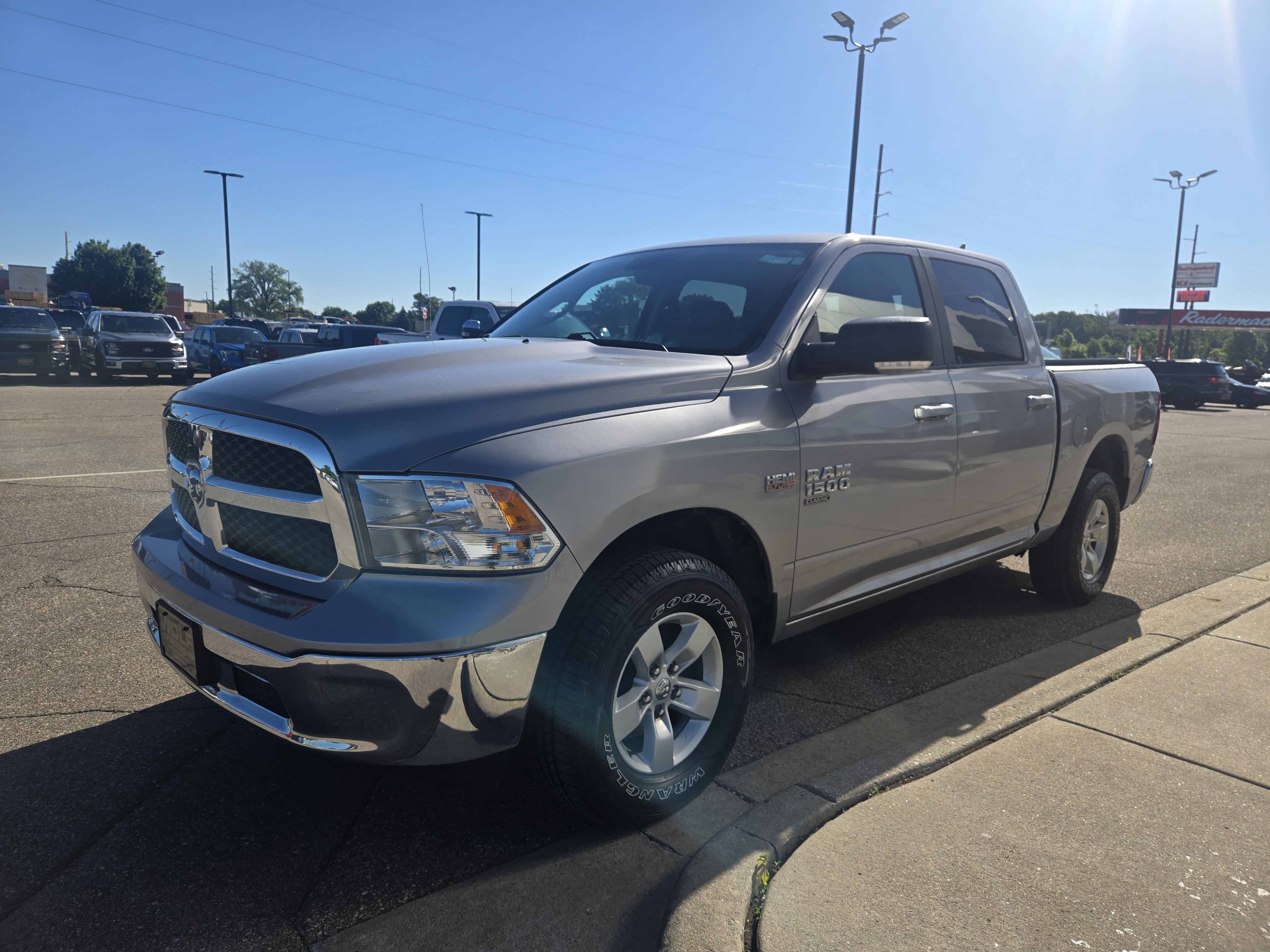 Used 2019 RAM 1500 Classic SLT w/ Luxury Group AWD/4WD image 3