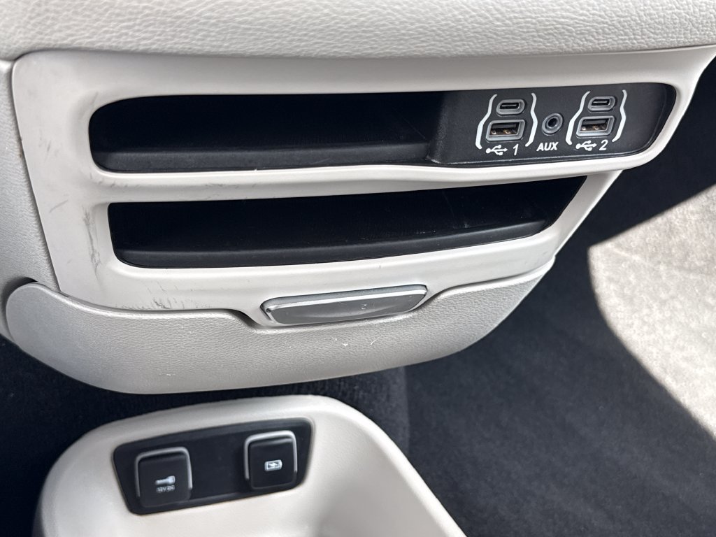 Used 2021 Chrysler Pacifica Touring-L FWD image 23