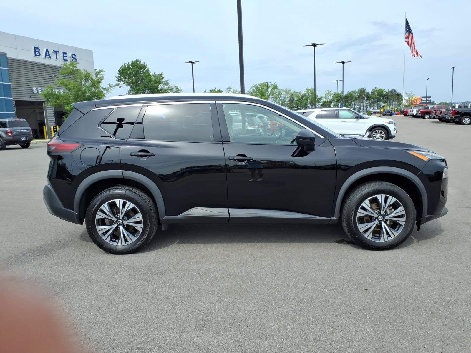 Used 2021 Nissan Rogue SV w/ Premium Package AWD/4WD image 2