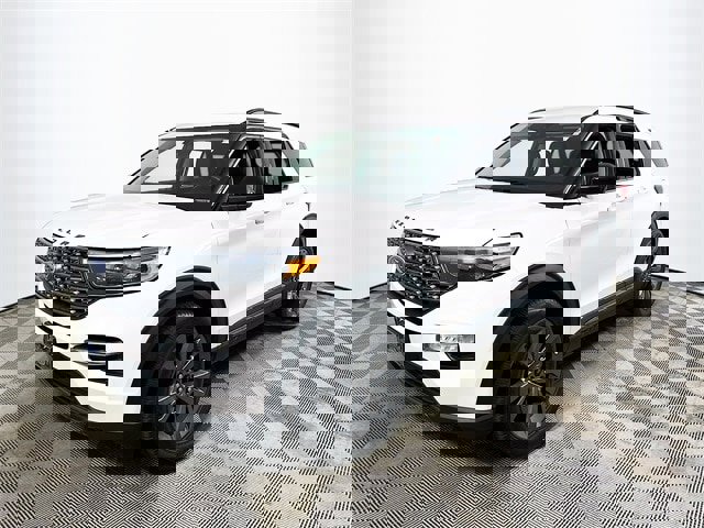 Certified 2022 Ford Explorer XLT w/ Equipment Group 202A image 7