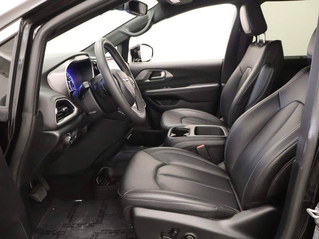 Used 2025 Chrysler Pacifica Select FWD image 1