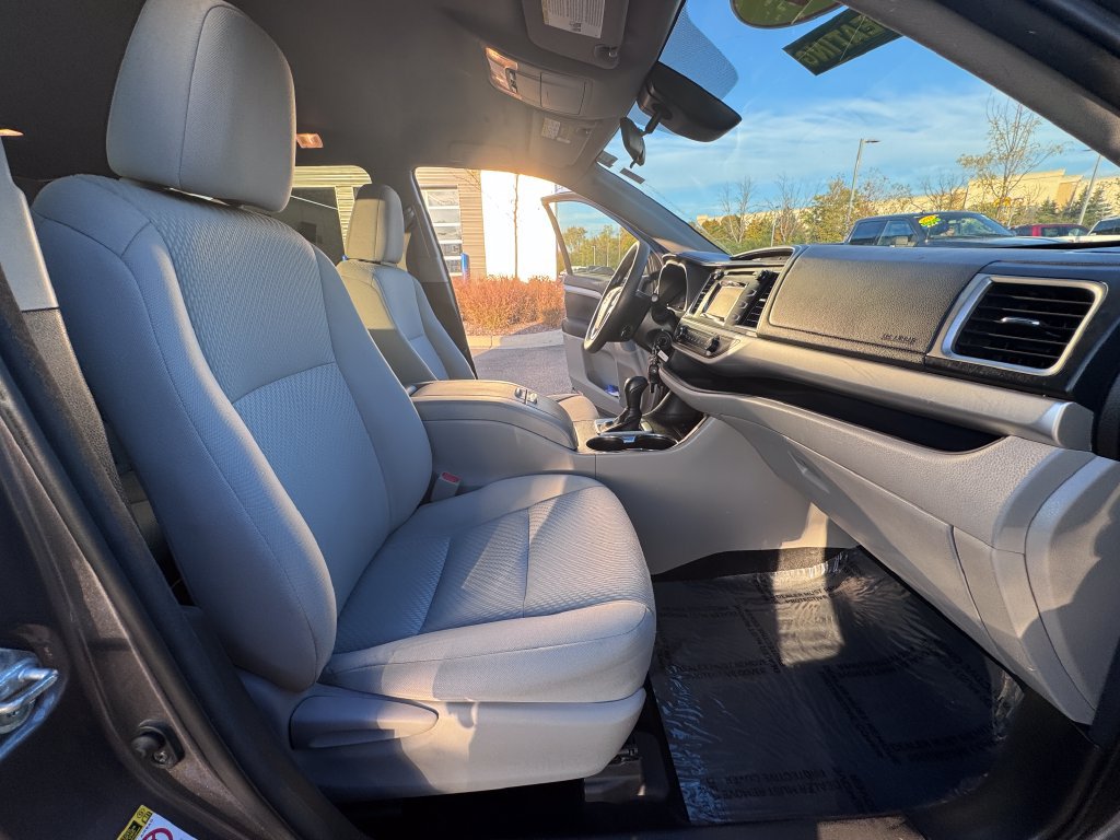 Used 2017 Toyota Highlander LE FWD image 26