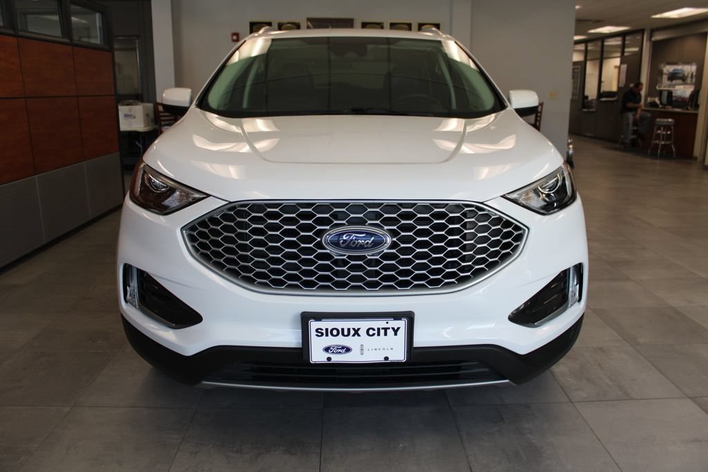 Certified 2024 Ford Edge SEL w/ Convenience Package AWD/4WD image 2