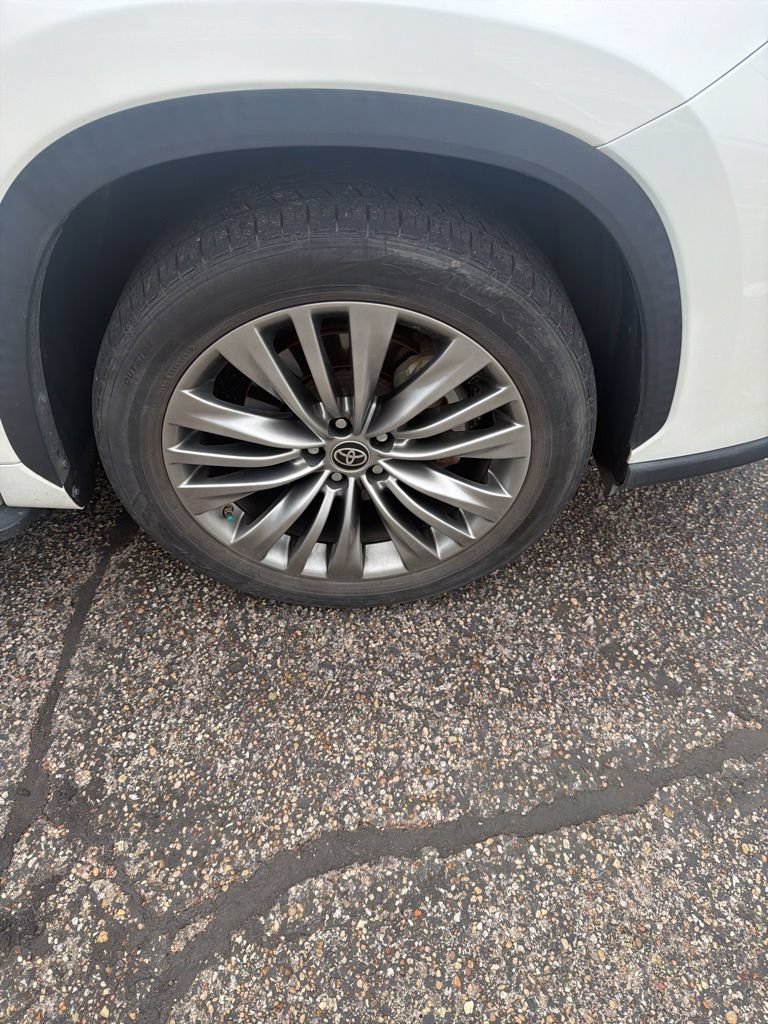 Used 2021 Toyota Highlander Platinum FWD image 9