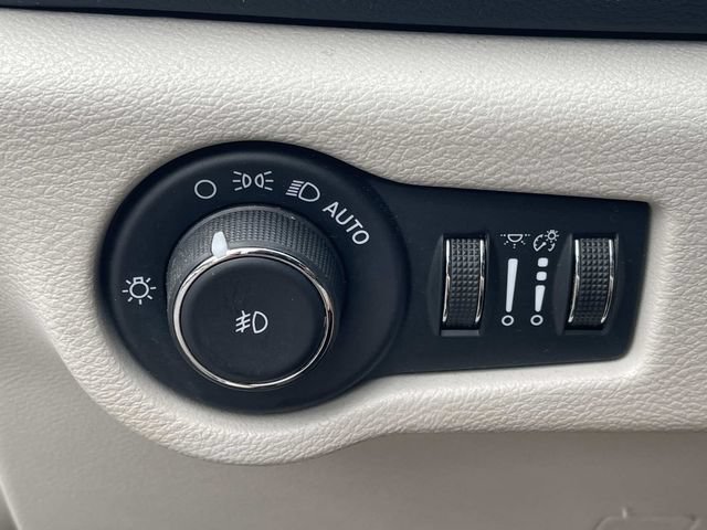 Used 2020 Chrysler Pacifica Touring-L FWD image 37