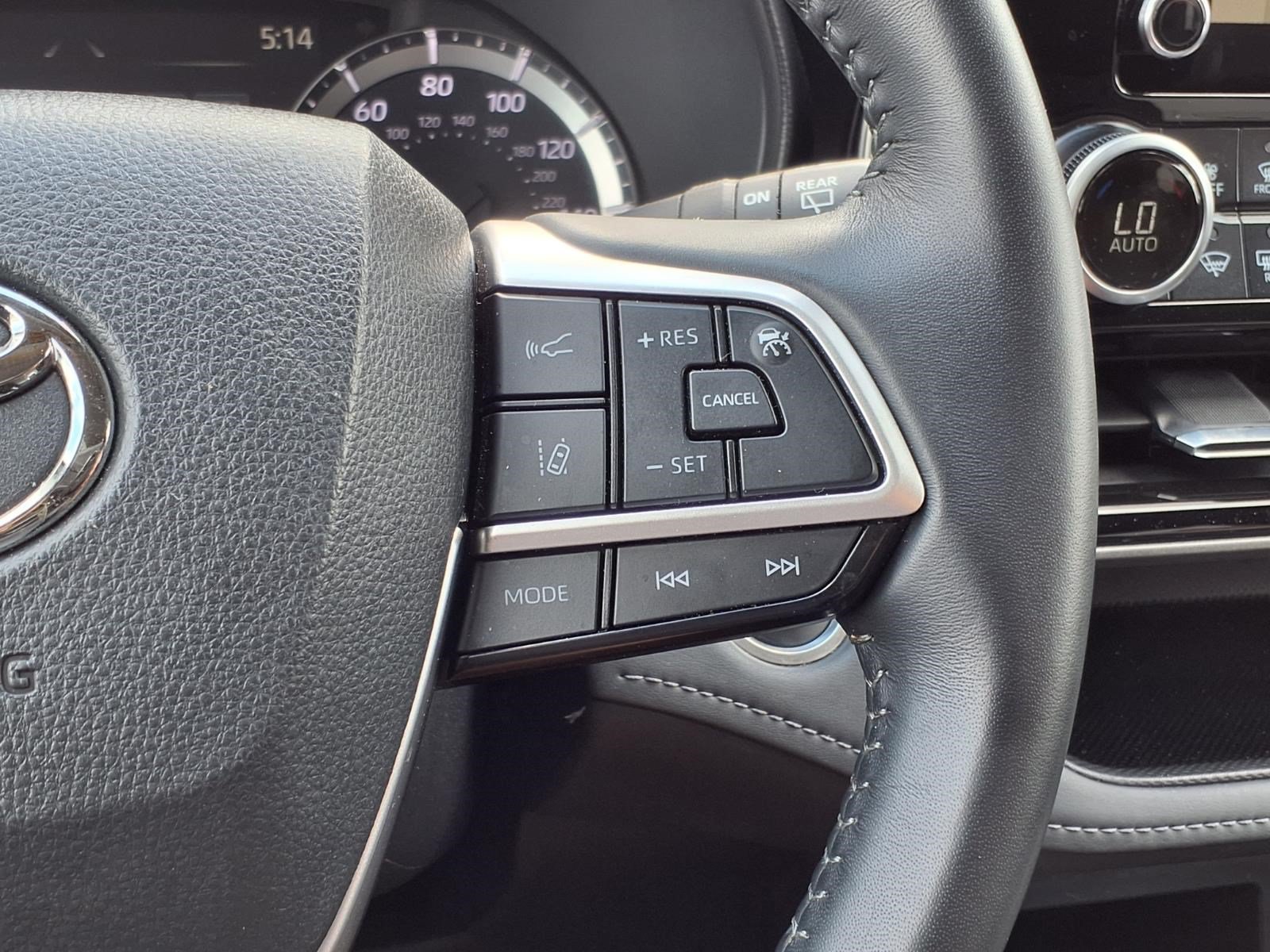 Used 2025 Toyota Highlander LE FWD image 26