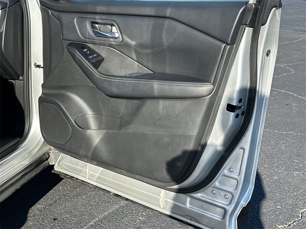 Used 2024 Nissan Rogue SV image 14