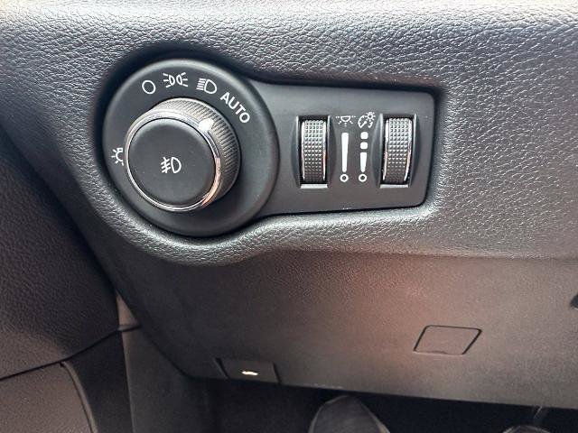 Used 2025 Chrysler Pacifica Select FWD image 15