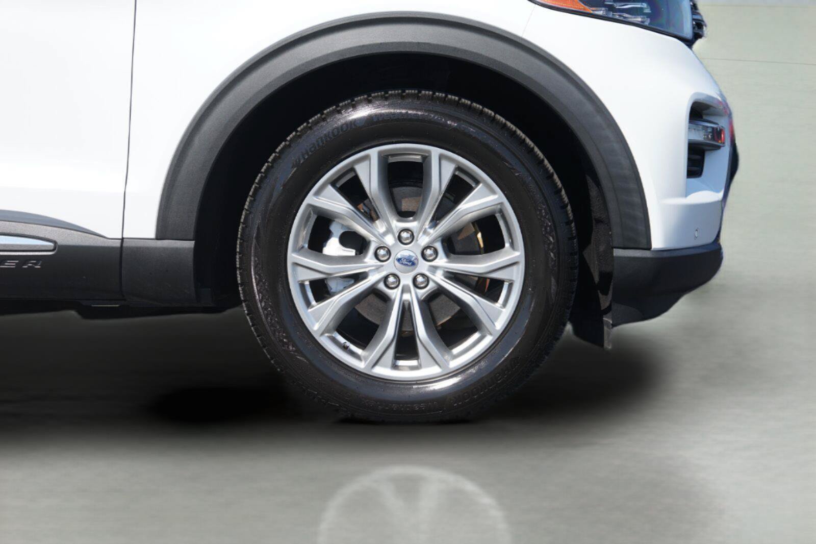 Certified 2021 Ford Explorer Limited w/ Equipment Group 301A RWD image 4