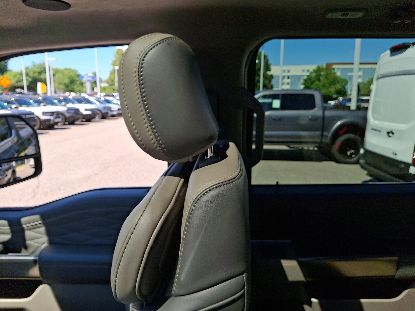 Certified 2025 Ford F450 Platinum w/ Platinum Plus Package AWD/4WD image 16