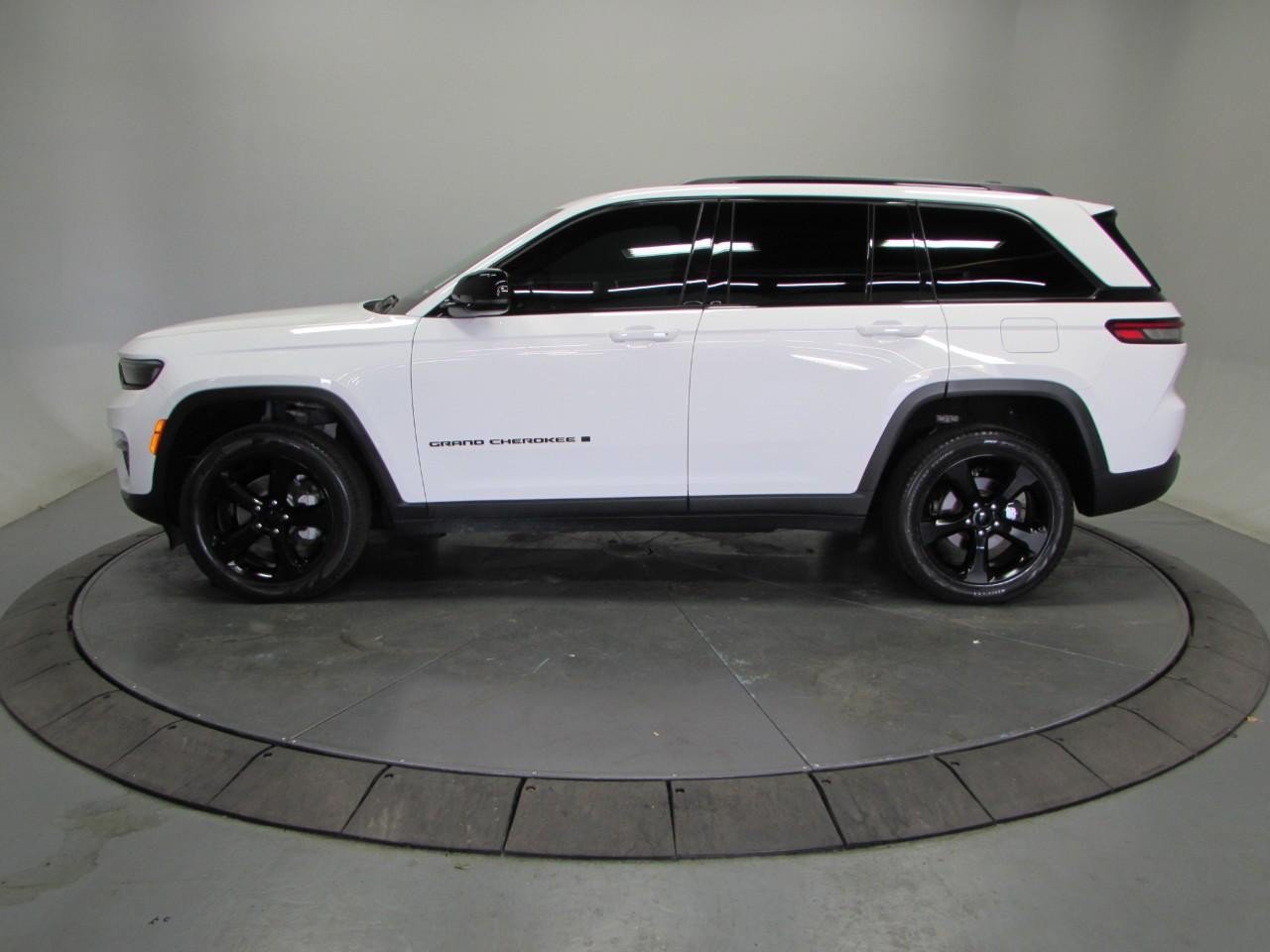 Used 2024 Jeep Grand Cherokee Limited w/ Black Appearance Package AWD/4WD image 4