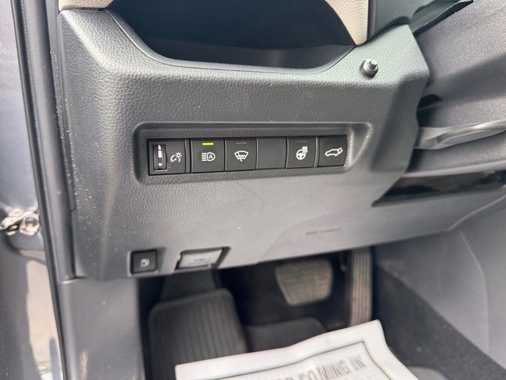 Used 2022 Toyota RAV4 XLE Premium AWD/4WD image 32